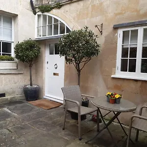 https://royal-crescent-courtyard-apartment.tophotelsbath.com